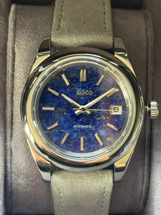 Cadran en pierre naturelle de lapis-lazuli signé Noco Watches - montre belge